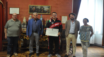 Palazzo dei Priori, il sindaco Arena consegna attestato di merito sportivo a Valerio Grazini, campione di tiro a volo