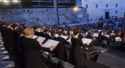 L’International Opera con “Carmina Burana” giovedì 15 luglio (inizio ore 19.30) apre la 56a Stagione di Ferento – Tramonti in scena